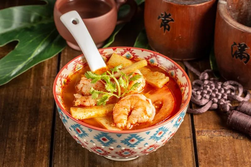 16.SOUPE TOM KARKONG (CREVETTES PIQUANT)