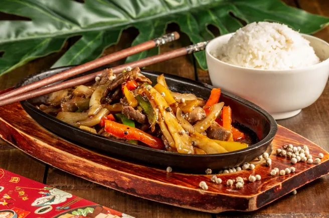 79.RIZ BOEUF AU POIVRE SUR PLAQUE CHAUFFANTE